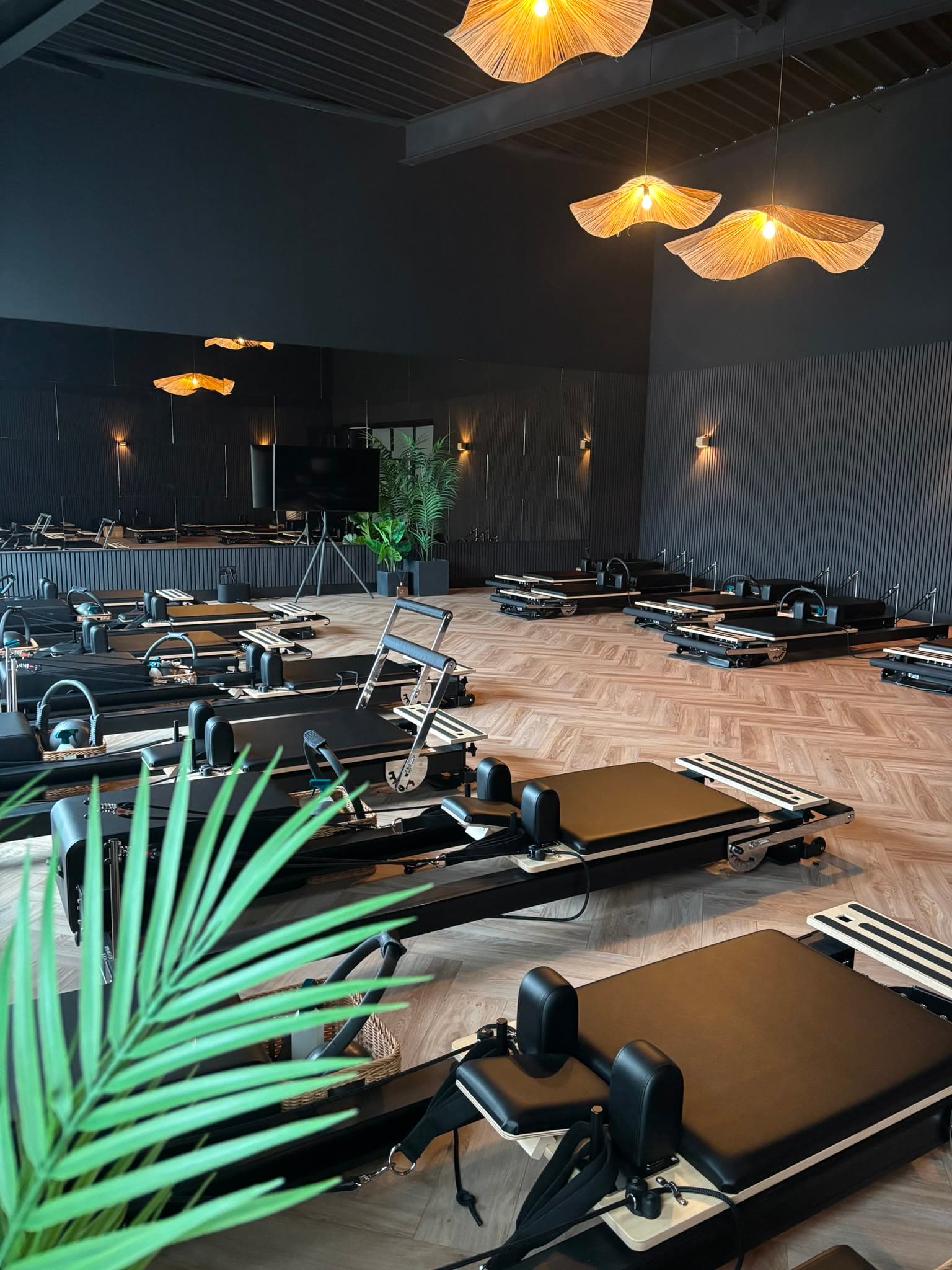 Reformer Pilates training in een luxe studio